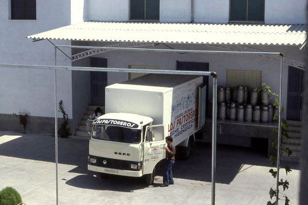 1977-29---cargando-el-camión-de-la-leche